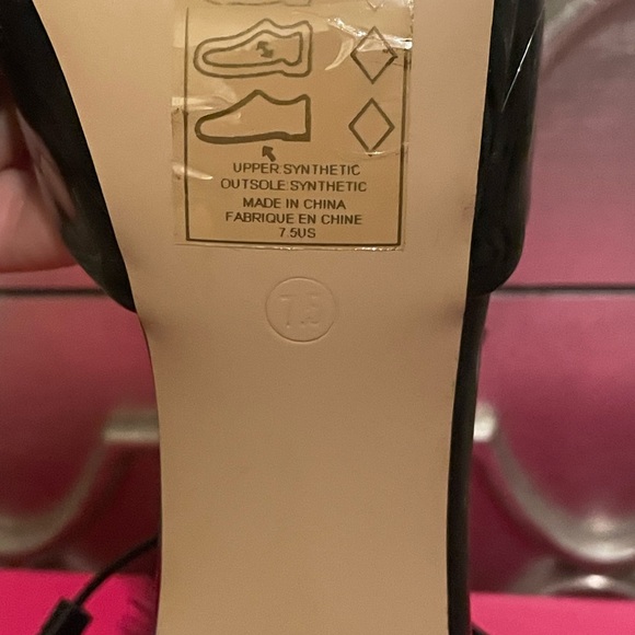 Fur trimmed heels. - Picture 7 of 7